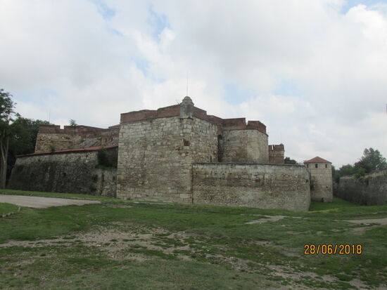Sehr gut restaurierte mächtige Außenmauern mit dazugehörigen Wachtürmen begrenzen das Anwesen