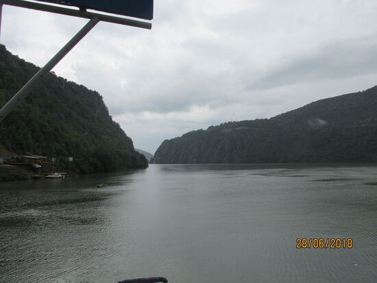 Nur noch etwa 200 Meter breit - der sonst so mächtige Strom der Donau