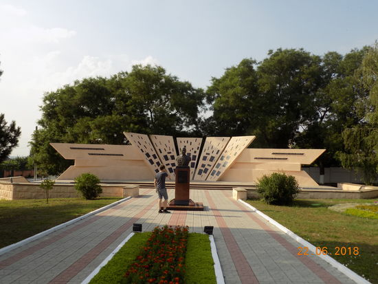 General Lebed, Kommandeur der 14. russischen Armee, vor dem Denkmal für die Opfer des Transnistrien Konfliktes