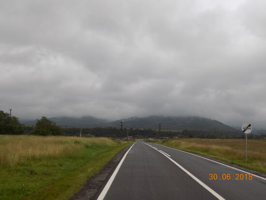 Die Karpaten verstecken sich in einer dichten Wolkenwand