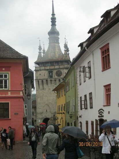 Der Stundturm in Schäßburg
Im Vordergrund viele farbige Häuser. Wegen dieser wird Schäßburg häufig als bunt oder farbenfroh beschrieben