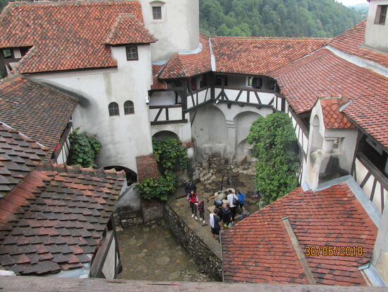 Sehr enger Innenhof des Schlosses Bran