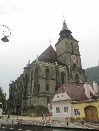 Das Wahrzeichen Braşovs - die schwarze Kirche