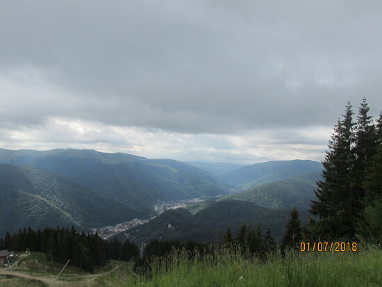 Die Dörfer entlang der Schnellstrasse 1 wirken wie in das Tal gepresst.