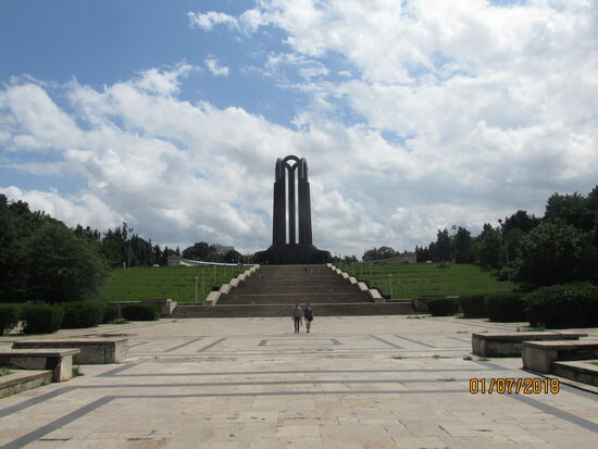Hauptsache Groß und Wuchtig - sozialistische Denkmalsarchitektur
Hier das Denkmal für die rumänischen Nationalhelden