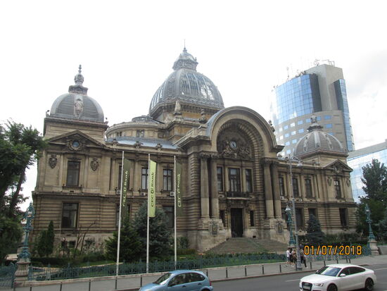 Palastartig: Das Gebäude der CEC-Bank. Dahinter dann moderne Funktionsgebäude.