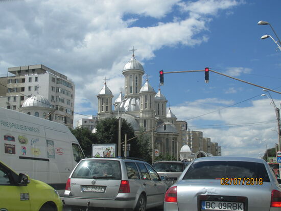 Schmucke orthodoxe Kirche in Bacău. Allerdings nicht so schmuck, dass wir aussteigen wollten.