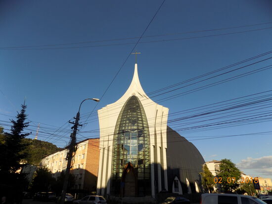 Eigenwillige und dadurch interessante Architektur der katholischen Kirche