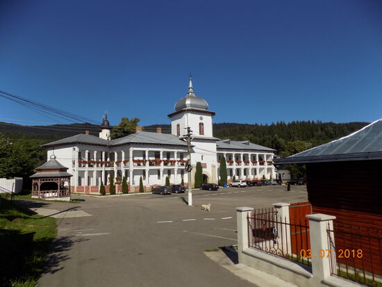 Kloster Văratec von außen. Die eigentliche Klosteranlage befindet sich hinter dem Gebäude