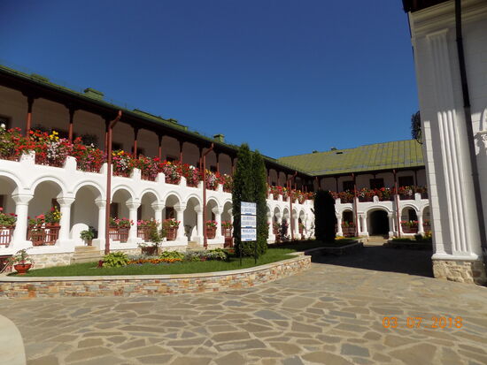 Innenhof des Agapia Klosters: Freundliche weiße Fassaden mit sehr vielen Blumen