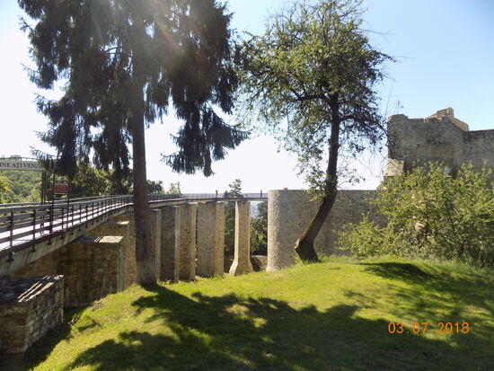 Der Zugang erfolgt über einen leicht zu verteidigenden "Brückenweg". Die Pfeiler sind bis zu 40 Meter hoch.