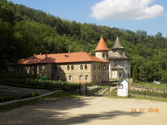 Das Rudi Kloster
Im Häuschen am Eingang war niemand, daher vermag ich nicht zu sagen, ob hier ein Obulus verlangt wird.
