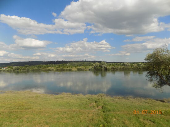Naturbelassene Landschaft an der Dnister. Am gegenüberliegendem Ufer befindet sich die Ukraine