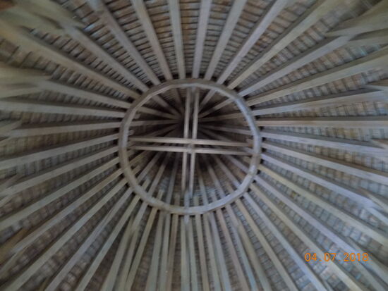 Interessante Holzkonstruktion stützen die Kegeltürme