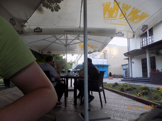 Vier Männer beim Wein