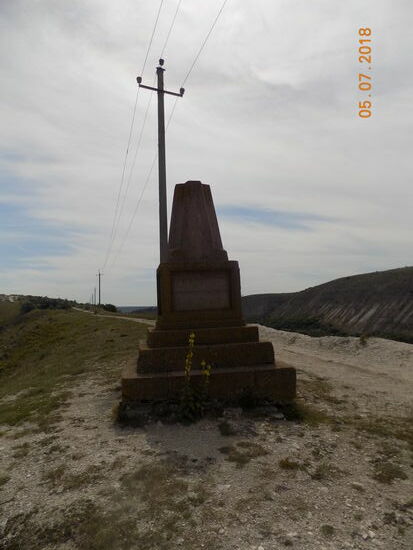 Scheint in der moldauischen Provinz die standardisierte Denkmalsbauform zu sein: Verkappte Obelisken