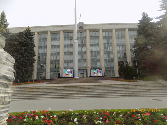 Ältere können ihren Kinder am Gouvernements Palast anschaulich den Aufbau und die Funktion eines früheren Testbildes erläutern