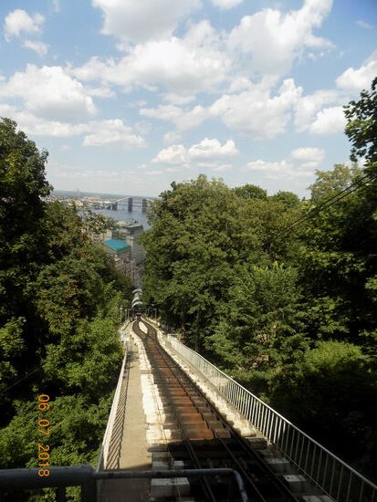 Bei einer Steigung von 36% überwindet die Kiewer Zahnradbahn etwa 75 Höhenmeter