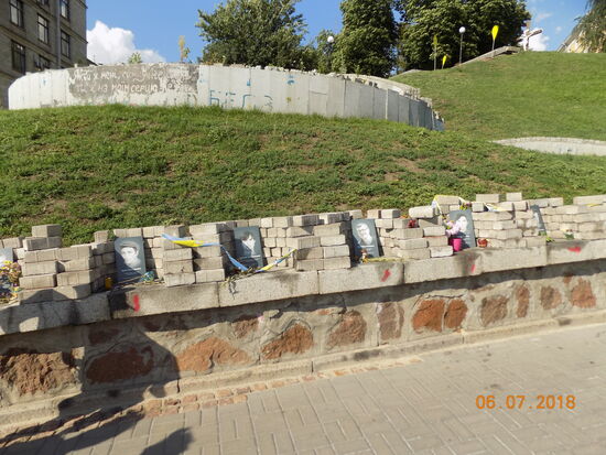 Zahlreiche Bilder der Todesopfer mit frischen Blumen säumen den Platz