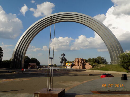 Riesig, aus Titan und vergangenen Zeiten - Das Denkmal für die Völkerfreundschaft