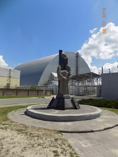 Im Hintergrund der Reaktorblock 4