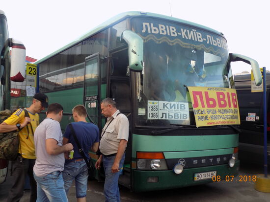 Ein farbenfroher Fernbus brachte uns durch die Ukraine
