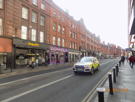 Die Straßensilhouette ist häufig ähnlich: Unten farbenfrohe Einzelhandelsgeschäfte - darüber Wohnbebauung mit rotem Backstein