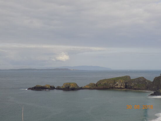 Einige Felsen sind dem Festland vorgelagert und über eine Seilbrücke miteinander verbunden
