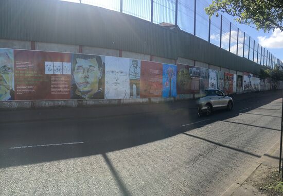 Bild reiht sich an Bild an der Separationslinie in Belfast