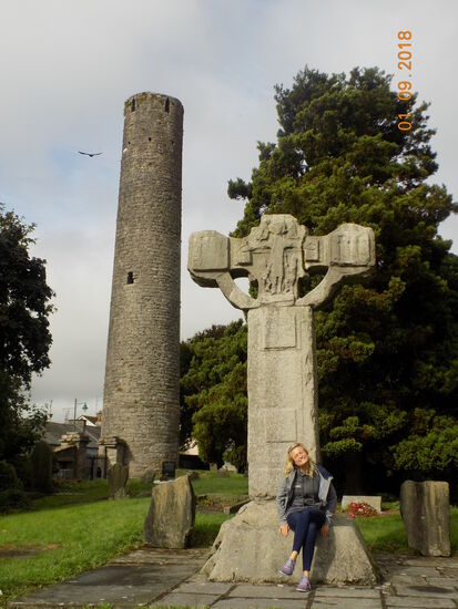 Karo vor dem nicht fertiggestellten Ostkreuz. Dahinter der Rundturm von Kells.