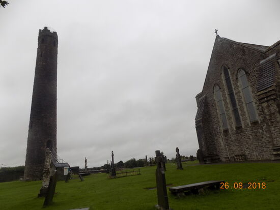 Kirche, Grabsteine und der Round Tower von Kildare