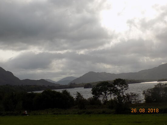 Auch wenn dunkle Wolken aufgezogen ist die Silhouette des Kilarney NP wunderschön. Hier: Blick auf den Muckross Lake.
