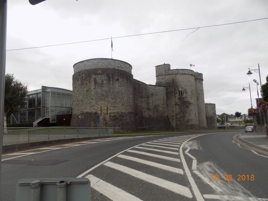 Schmutziggraue feucht wirkende Steinmauern laden eher weniger zu einem Besuch der King John's Burg ein.