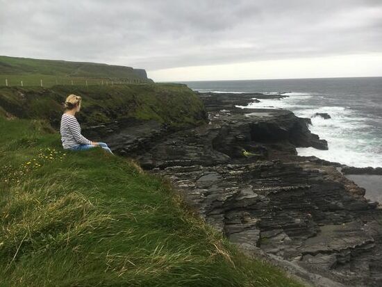 Zu Beginn des Cliff Walks sind die Felsen nicht allzu steil.