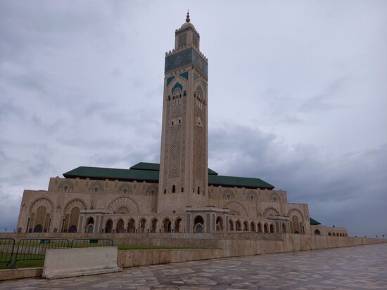Das Minarette der Moschee ragt imposant Richtung Himmel.
