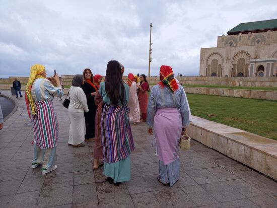 Vor der Moschee wird mit viel Gesang ein Junggesellinnenabschied gefeiert.