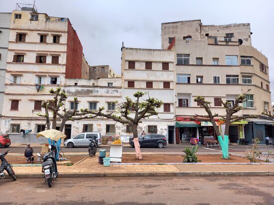 Straßenansicht in direkter Nachbarschaft zur Moschee