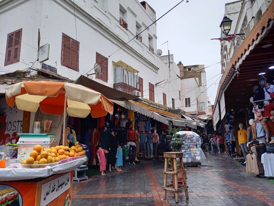 Es ist unbeschreiblich,  wie viele Geschäfte es hier gibt. Verkauft wird von Kleidung, Lebensmittel, Lederwaren, Souvenirs einfach alles.