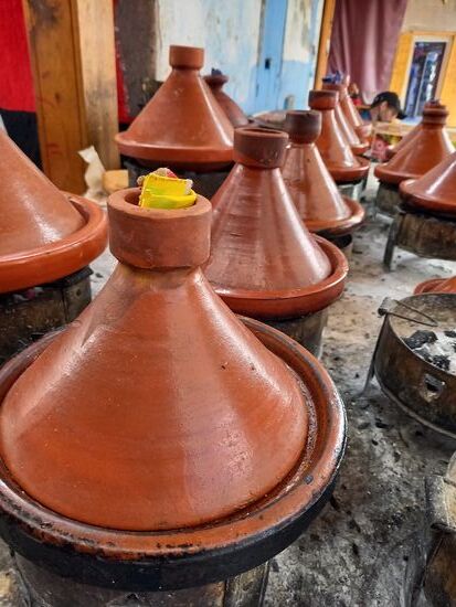 Tajine, so heißen diese Gefäße aus Ton. Das Garen der Gerichte erfolgt sehr schonend und ähnelt dem uns bekannten garen im Römertopf.