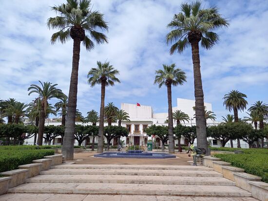 In direkter Nachbarschaft zur Kathedrale ist ein recht imposanter Park mit Palmen und Springbrunnen.