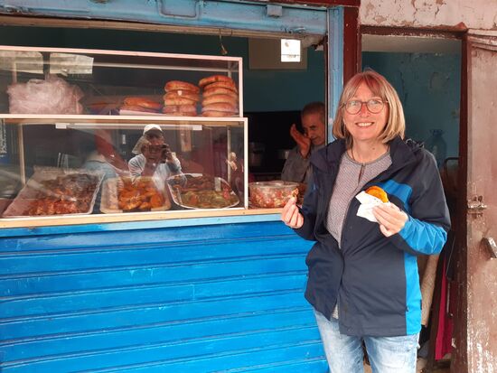 An diesem kleinen Geschäft lädt uns der Besitzer zu einer Kartoffel und Fisch ein, er möchte nicht das wir zahlen.  Total nett und freundlich!