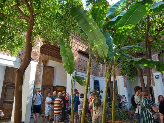 Das gesamte Anwesen wurde in marokkanisch- islamischer Architektur erbaut. Egal wohin das Auge schaut, entdeckt man hohe handwerkliche Kunst. Einfach nur beeindruckend.