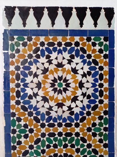 Die Wände sind mit Keramik und Stuck verblendet.