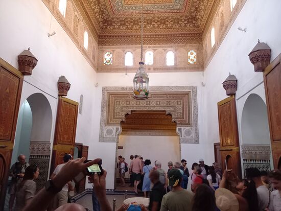 Die Decken sind mit bemalten Zedernholz verkleidet.