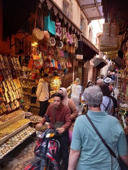 Mittendrin  immer wieder Motorräder die einen hupend zur Seite zwingen.