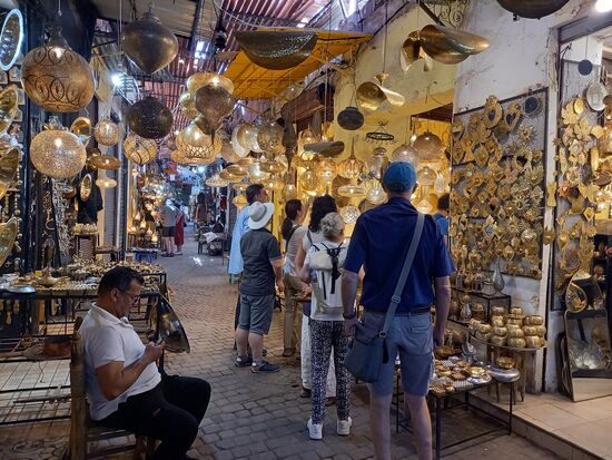 Messing Lampen, so weit das Auge reicht.