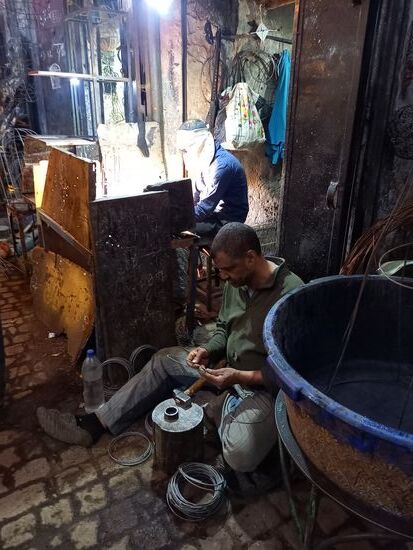 In der Handwerker Gasse kann man sehen unter welchen Umständen hier wahre Kunstwerke hergestellt werden.