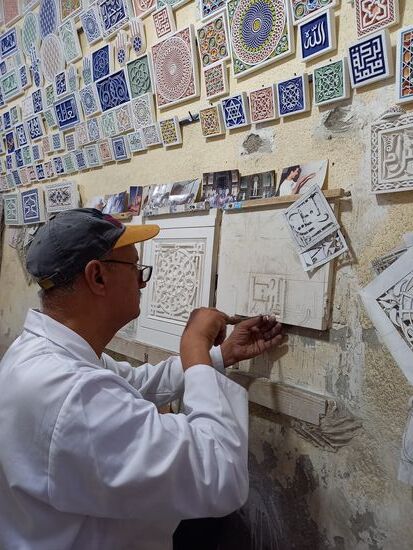 Wenn man ihm über die Schulter schaut erahnt man wie viel Mühe und Zeit in den Palästen Marokkos steckt.