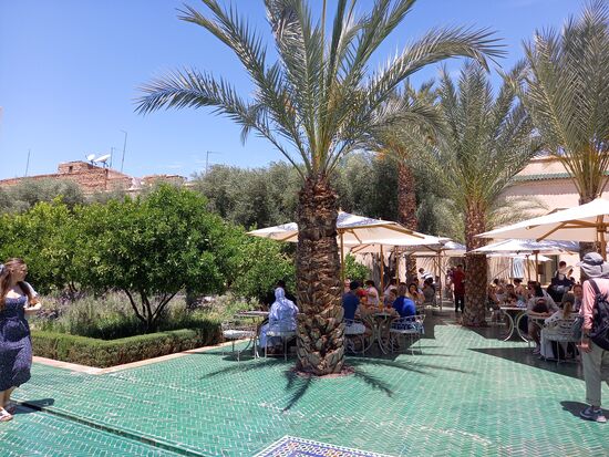 Die Anlage beherbergt zwei kleine Restaurants. Hier machen wir eine Mittagspause  