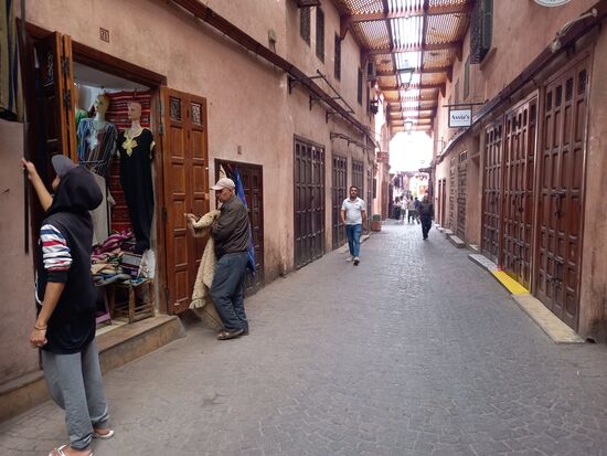 Ganz allmählich erwacht die Stadt.